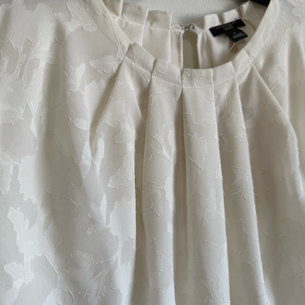 Ann Taylor Factory Ivory Floral Burnout Pleated Blouse Petite Large NWT - Picture 3 of 8
